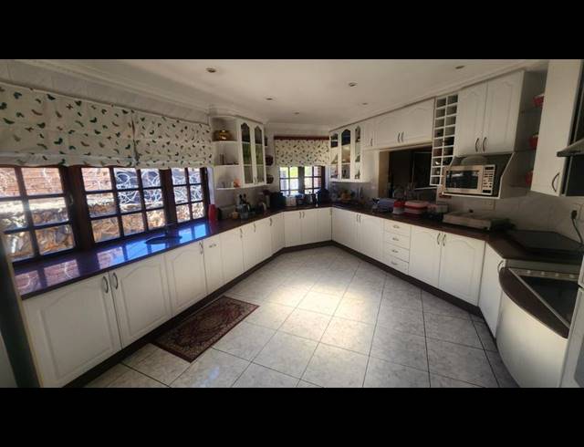 6 BEDROOM HOUSE FOR SALE IN BASSONIA